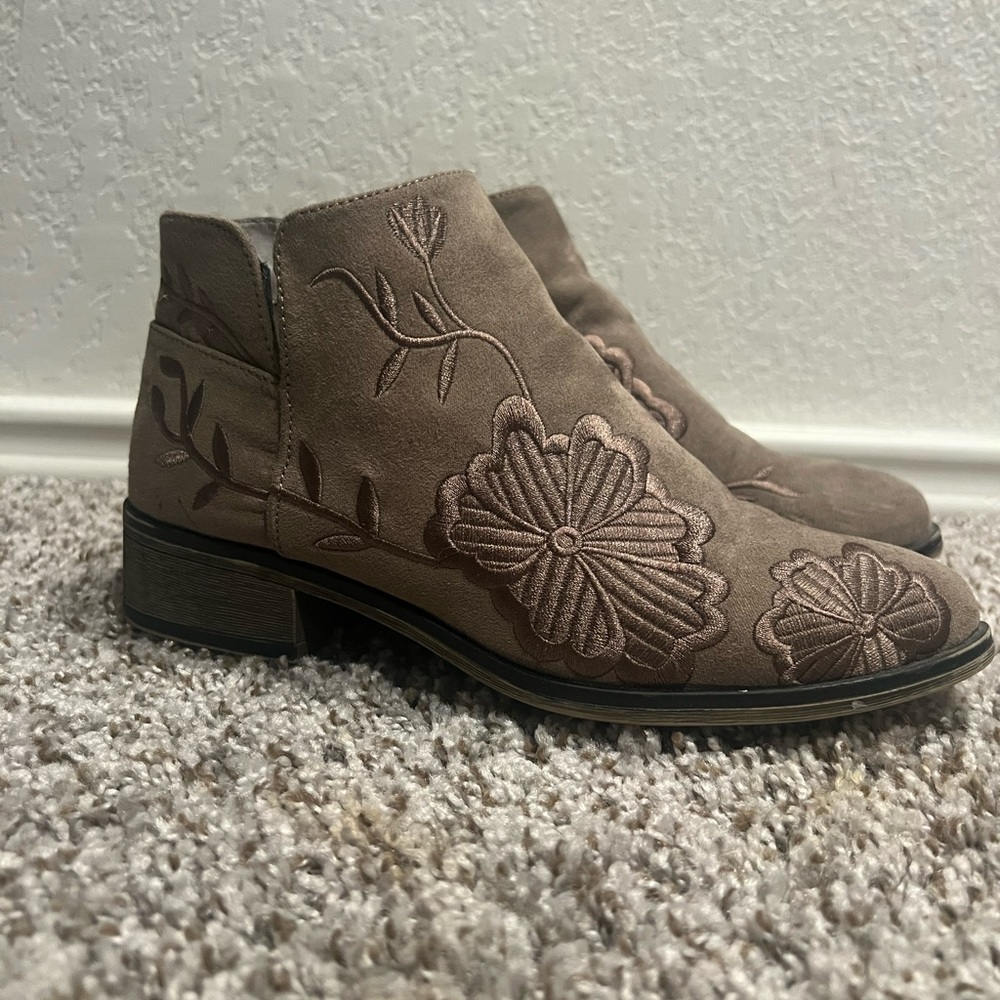 Brown booties with flower details